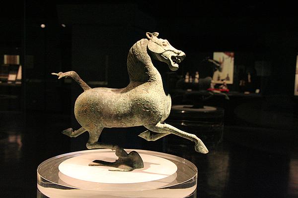 中国青铜艺术的奇葩——《马踏飞燕》