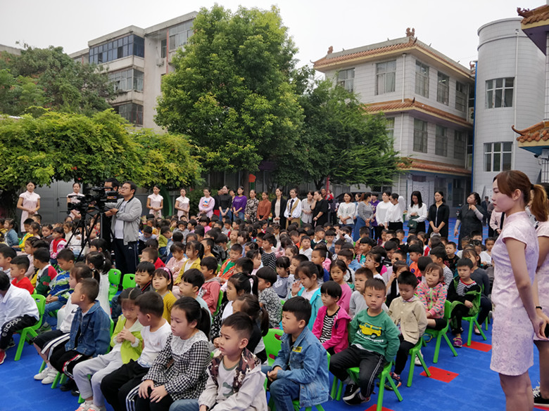 中州艺术馆书法作品献园丁活动 在郸城县实验幼儿园举办