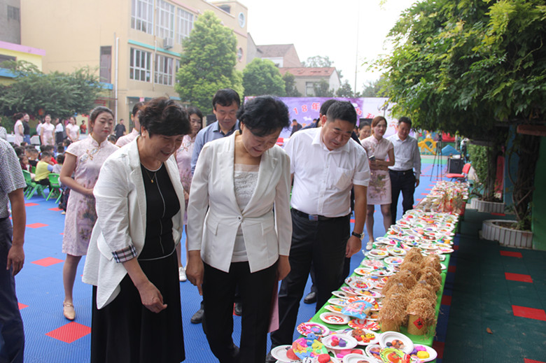 中州艺术馆书法作品献园丁活动 在郸城县实验幼儿园举办