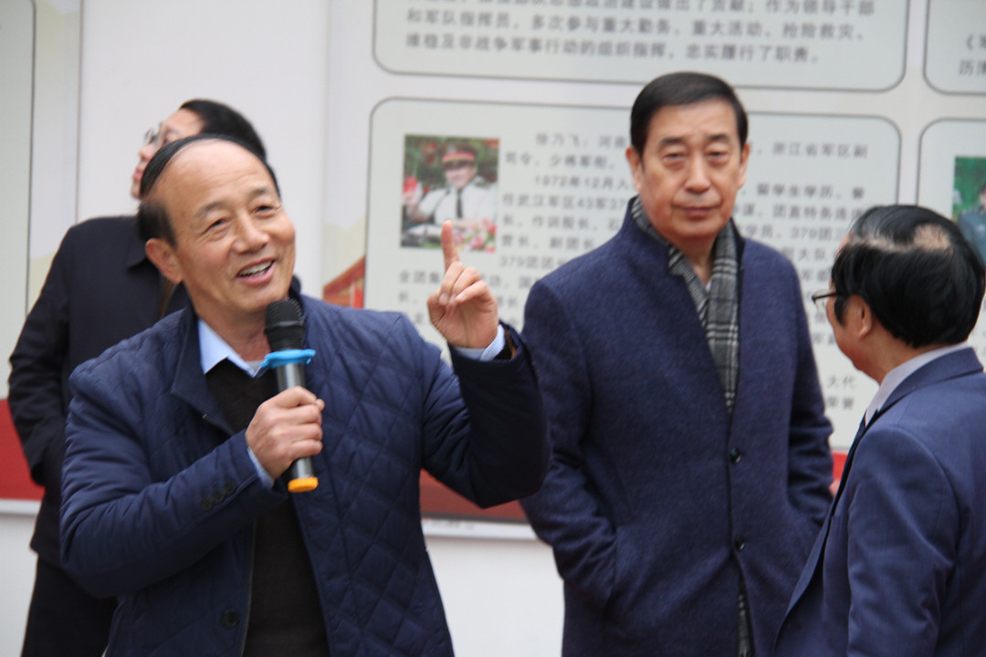 全国名家书法作品邀请展在郸城举办 与会人员到中州艺术馆展区观展