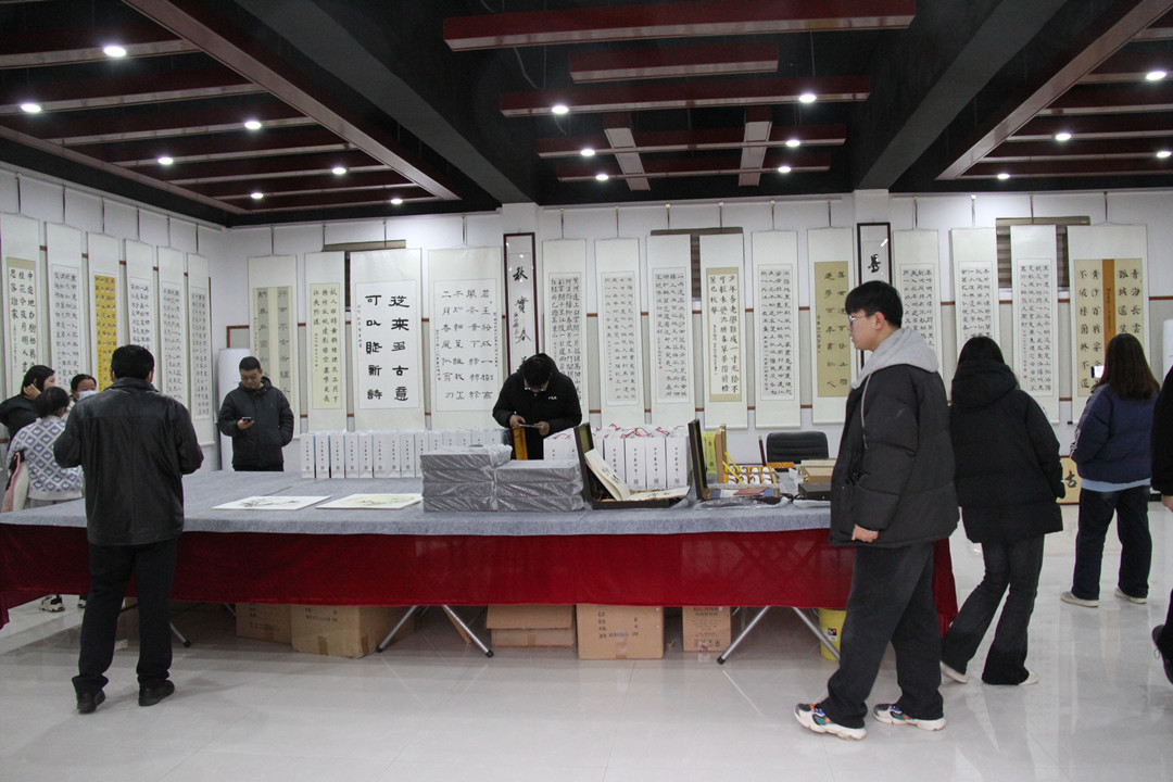 全国名家书法作品邀请展在郸城举办 与会人员到中州艺术馆展区观展