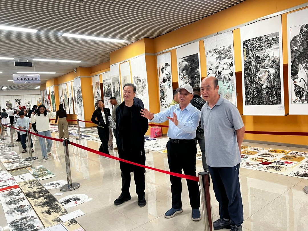 朱建民陪同河北籍老领导莅临郸城书画大集观展