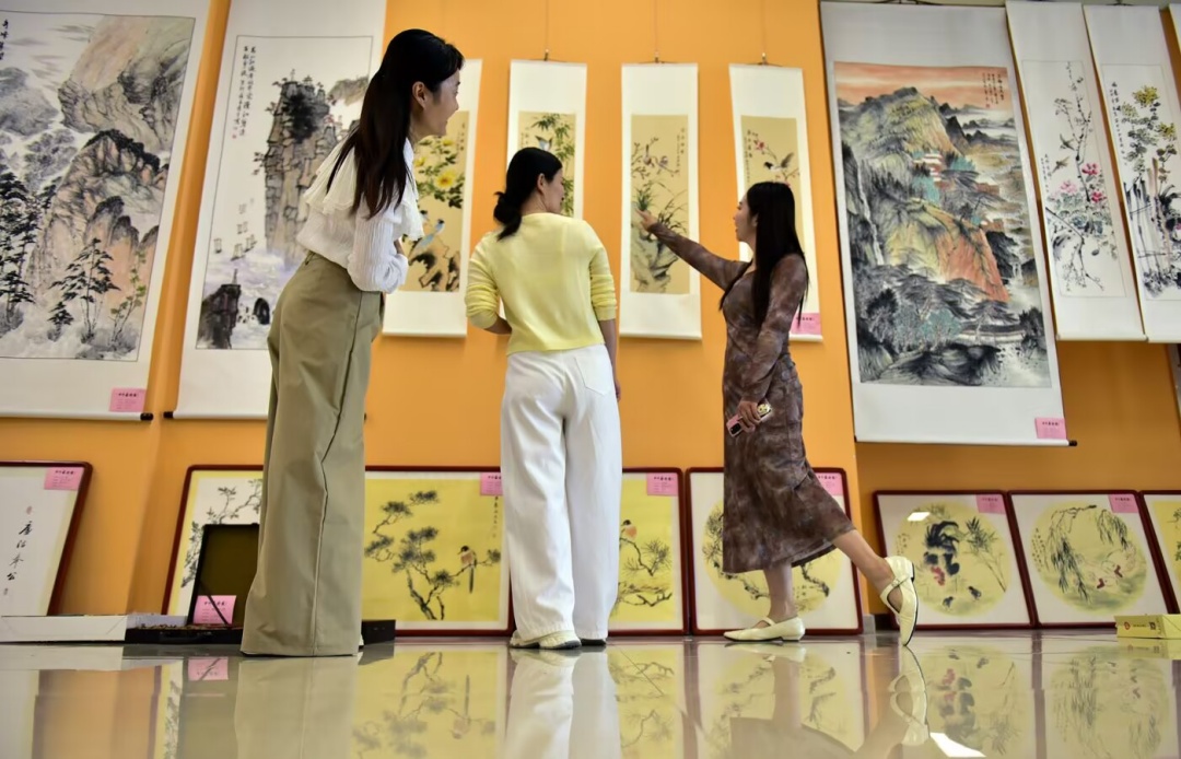 朱建民陪同河北籍老领导莅临郸城书画大集观展